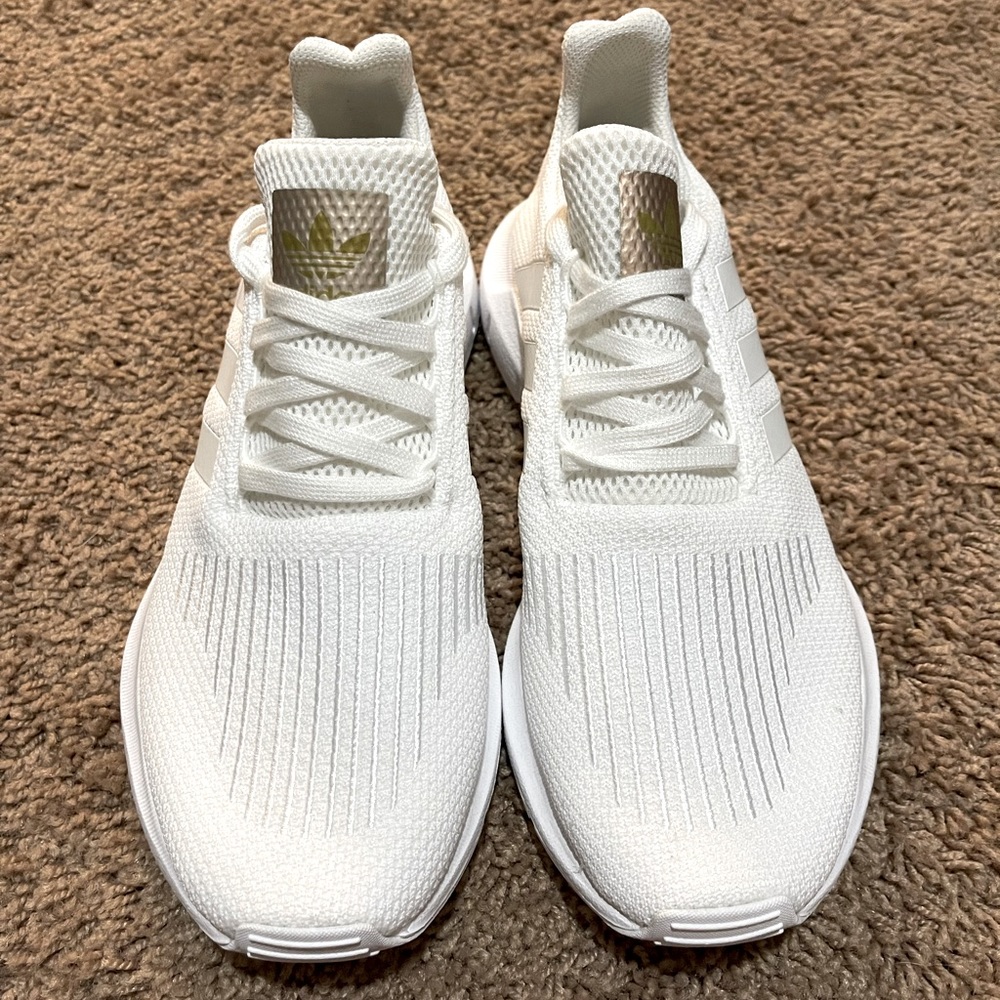 BNWT, women’s ADIDAS tennis shoe, white, size9